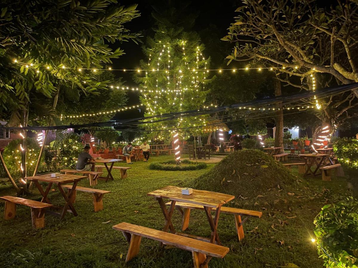 Hotel Tharu Garden And Beer Bar Chitwan Exterior photo