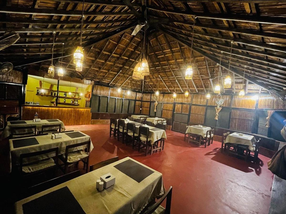 Hotel Tharu Garden And Beer Bar Chitwan Exterior photo
